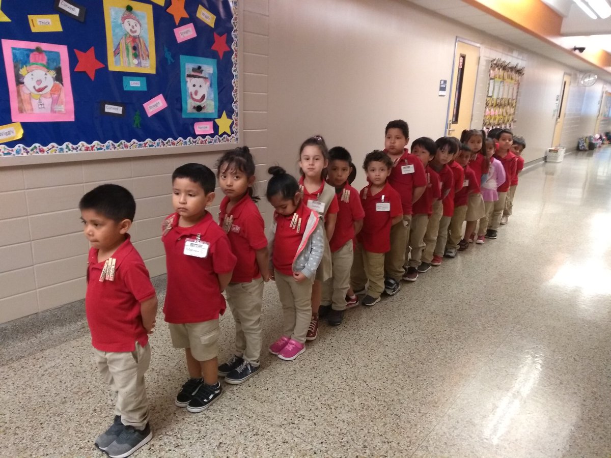 ptrujill1's tweet photo. My class in a 4S line. @SuttonES_HISD @MHill_HISD https://t.co/QZpinKyKrP