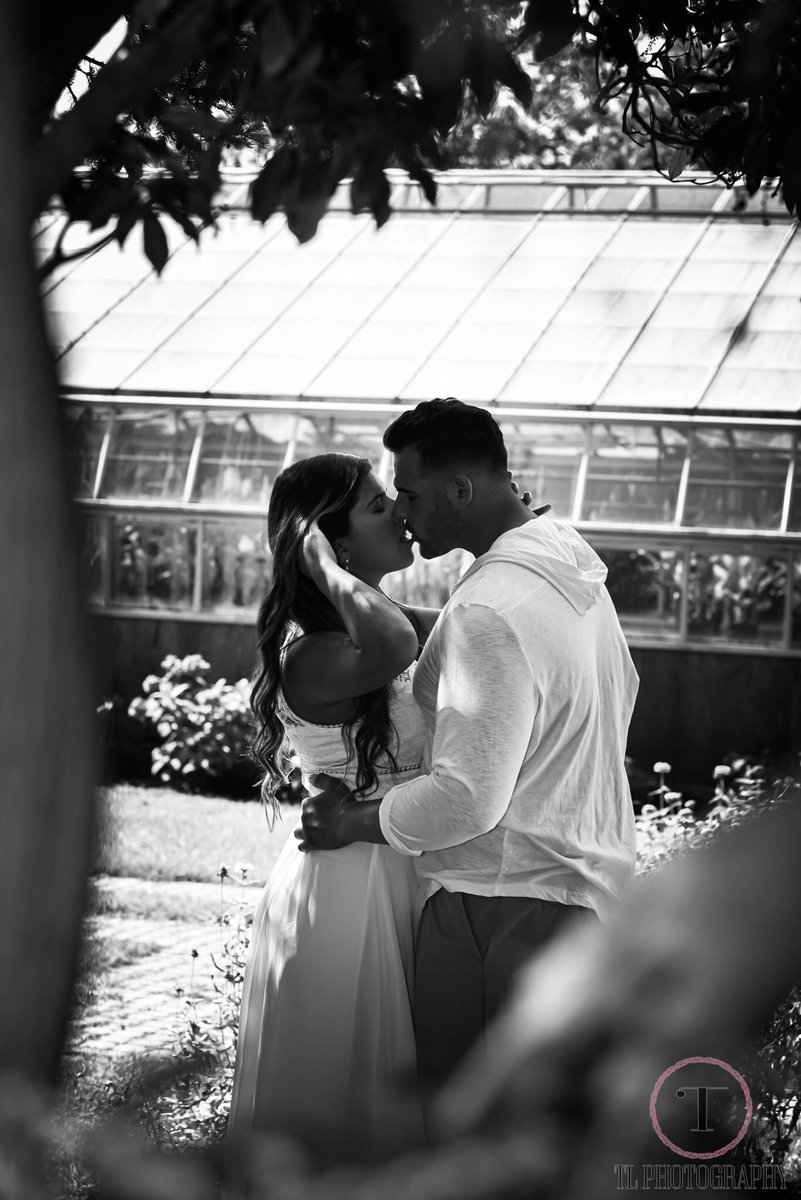 TLPhotographym1's tweet photo. The love between these two is unmatched. ♥️ #tlphotographymass #maphotographer #engagement #love #blackandwhite #bride #groom #sunflare #nikond750 #nikon @NikonUSA https://t.co/LWiysWTAeW