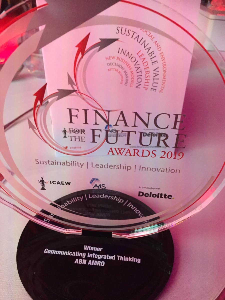 Very proud on receiving the Finance for the Future Award for @ABNAMRO here in London. An award for our communications on #integratedthinking, with our 2018 integrated and impact report. Recognition for a few years of hard work, together with a large group of committed colleagues!