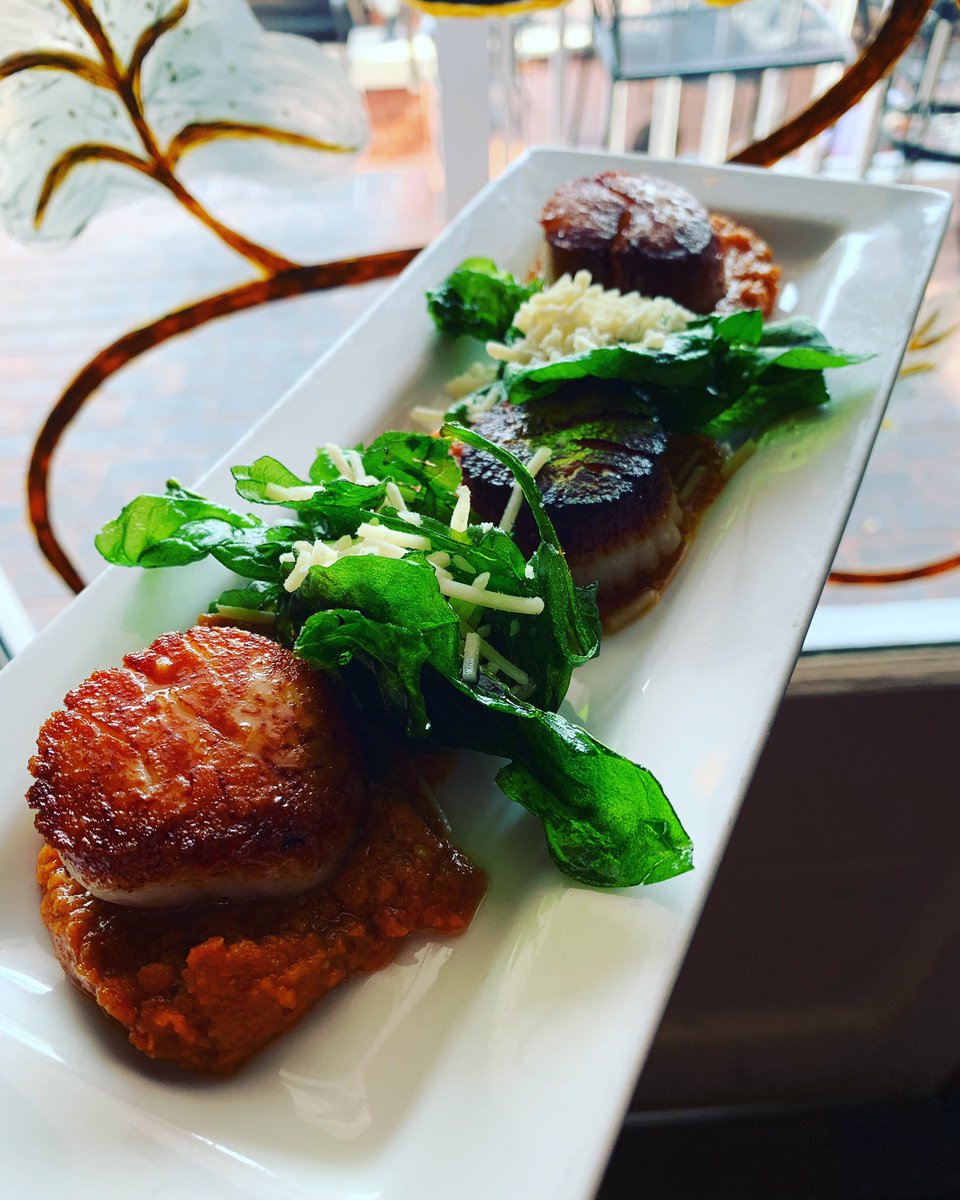 bellavinostl's tweet photo. Scallop tapa with flash fried spinach  is delicious 😋 #seafood #scallops #spinach #flashfried #delicious #healthy #foodie @bellavinowinebarstl https://t.co/ecp0DILdKr