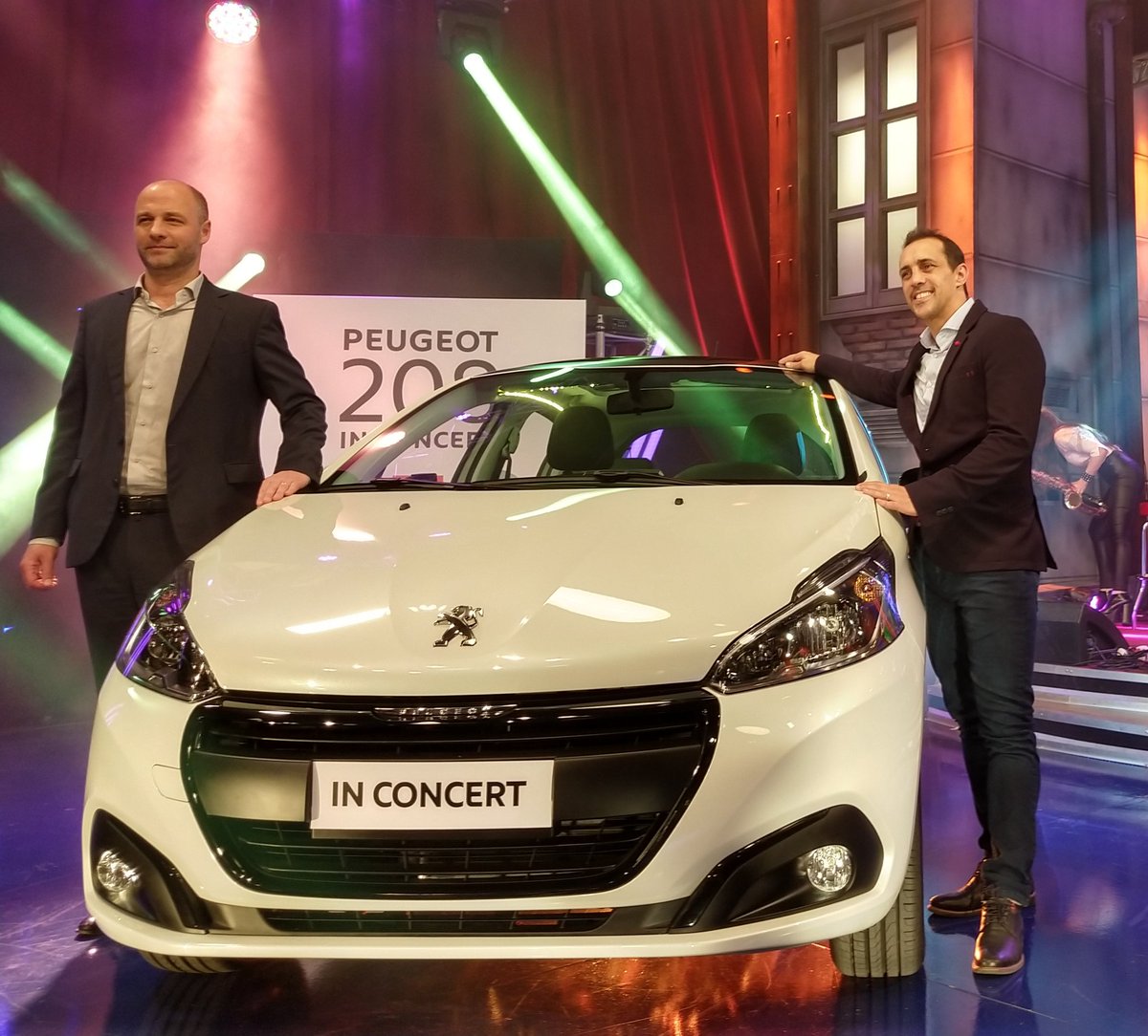jotaleonetti's tweet photo. Hoy jugamos a #LaBomba con @germanpaoloski, en el especial de @NETxFOX para la presentación de el #208inConcert.
En un ratito, en #ConDobleT por @led_fm, te cuento detalles del equipamiento exclusivo #JBL que trae (bien escondido!). https://t.co/loIWBeiWCv