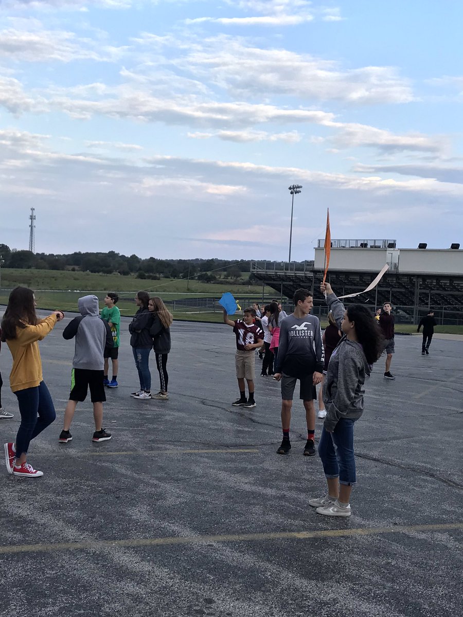 lkeethteach's tweet image. It was perfect weather for kite flying this morning. Students were testing the kites they made. #lrmswildcats #kiteflyingkindofday #engineeringanddesign
