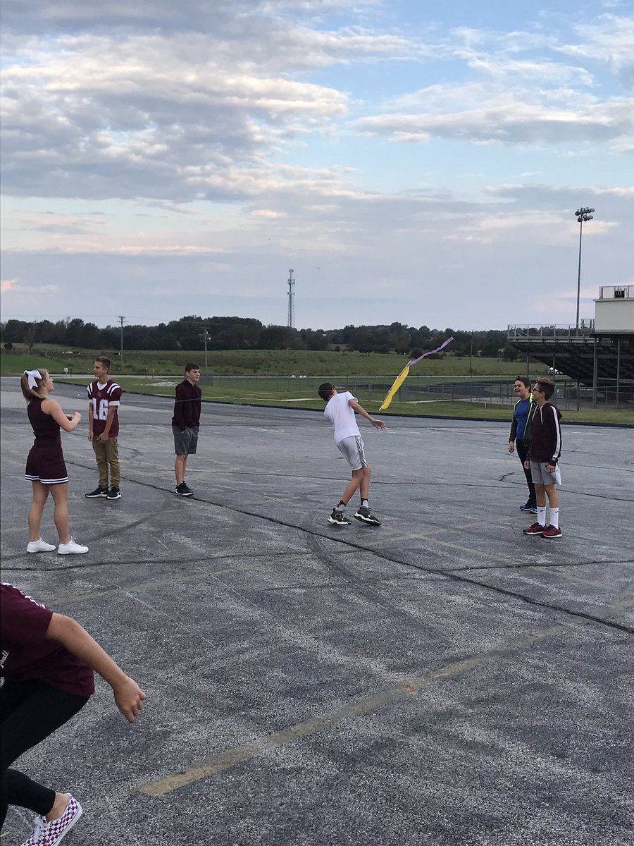 lkeethteach's tweet image. It was perfect weather for kite flying this morning. Students were testing the kites they made. #lrmswildcats #kiteflyingkindofday #engineeringanddesign