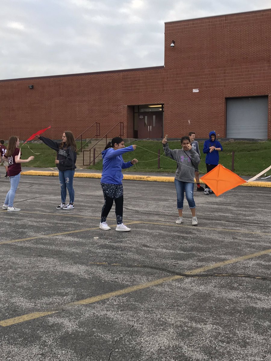 lkeethteach's tweet image. It was perfect weather for kite flying this morning. Students were testing the kites they made. #lrmswildcats #kiteflyingkindofday #engineeringanddesign