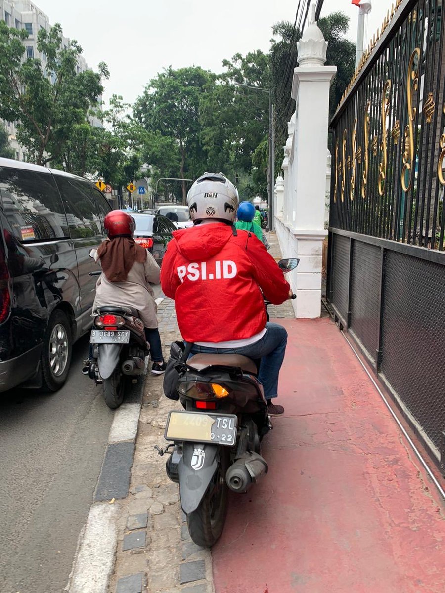 Apakah ada yang bisa bantu identitas ibu berkerudung cokelat? Saya mau jumpa dan ucapkan terima kasih, meski dipepet mobil di kiri, dia tetap berusaha ga naik ke trotoar