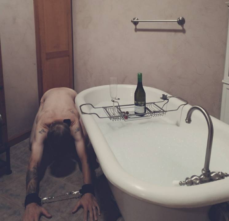 Goddesskatmarie's tweet photo. He runs a bath, pours wine, and sits in the corner waiting to serve while I soak. Hes my good boy. #goddesskat #servitude retweet if you want a chance to be my pet. https://t.co/zgFprP4Ml7