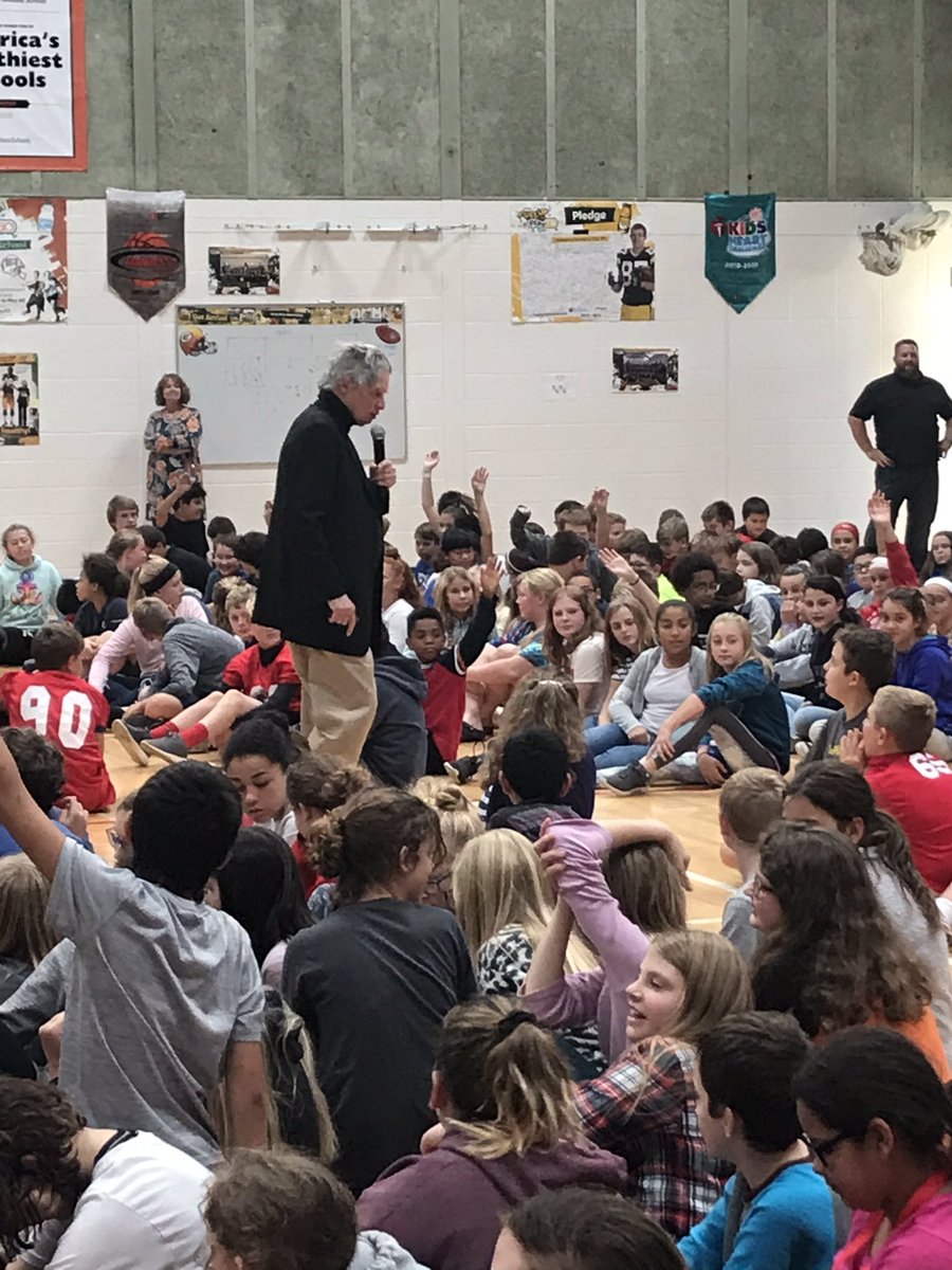 ItsJennMcMahon's tweet photo. Award-winning author Avi spoke with Horace Mann students today about his writing process and books. @NJSDHoraceMann @NeenahSchools #njsdlibraries https://t.co/rPafkRtSsv