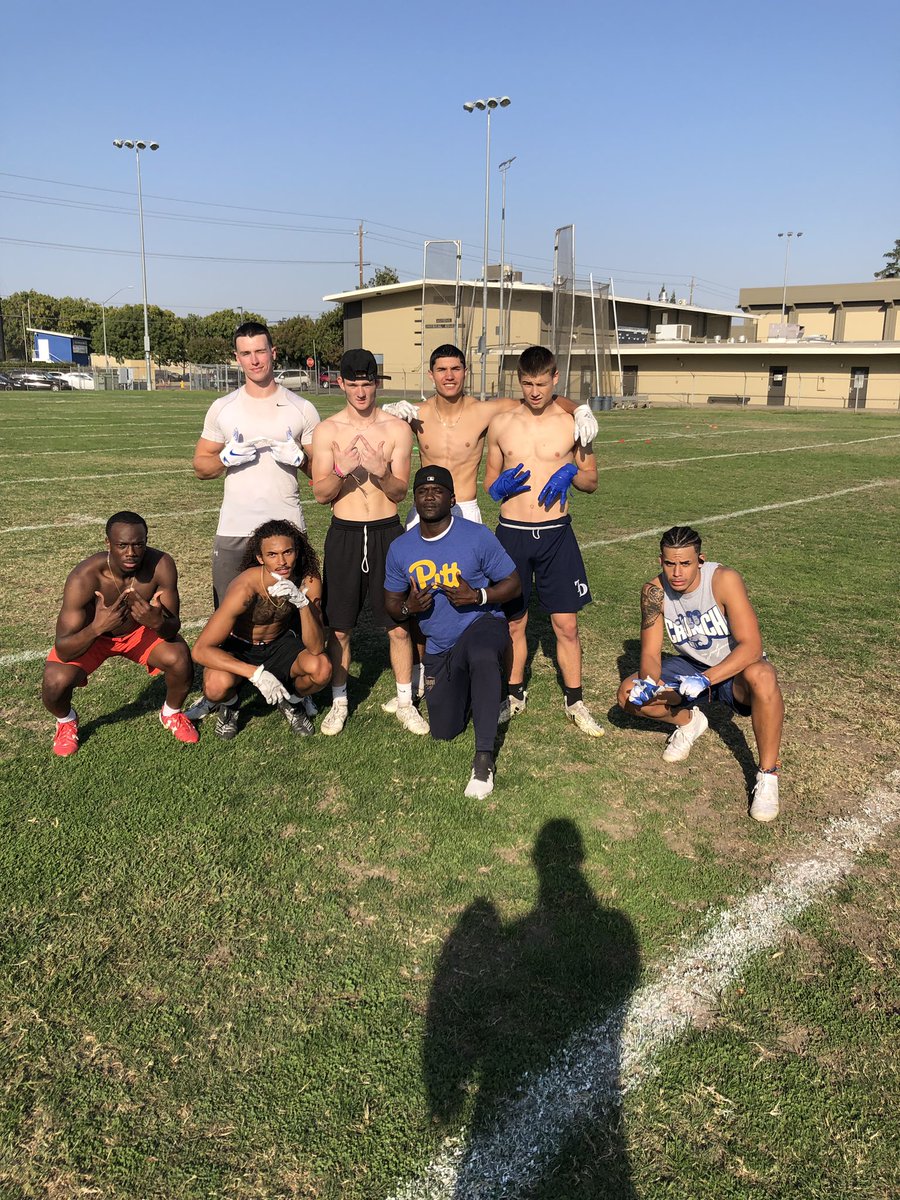 TheRealWideOut1's tweet photo. @coachZHollis there hard workers ! 🦍 mindset #wideoutcity https://t.co/MLQRMPeKlV