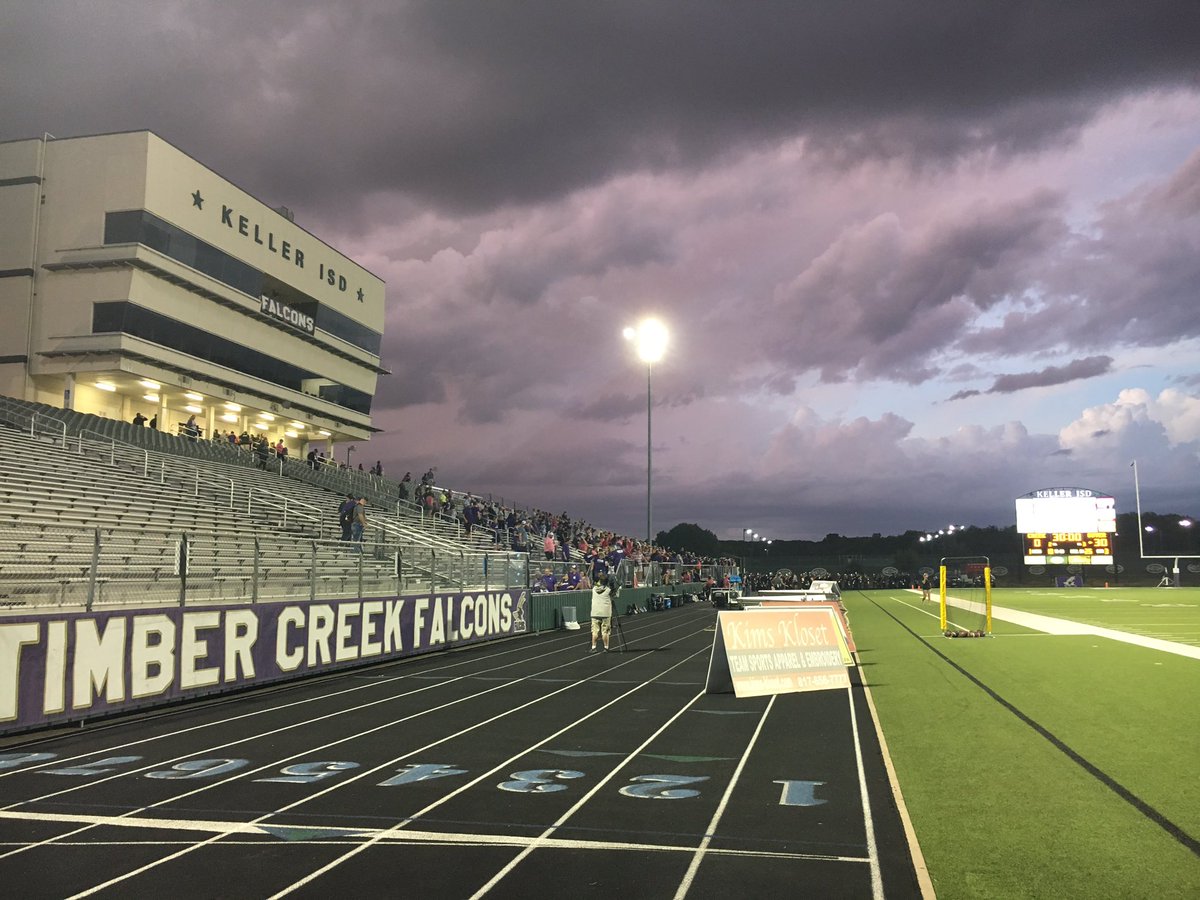 MacyJJenkins's tweet image. Rain starting to pick up in Keller after school officials announced a post-halftime delay to tonight’s game. Student and parents are now waiting out the storm in the school gym. #FOX4  #KDFW #Txwx