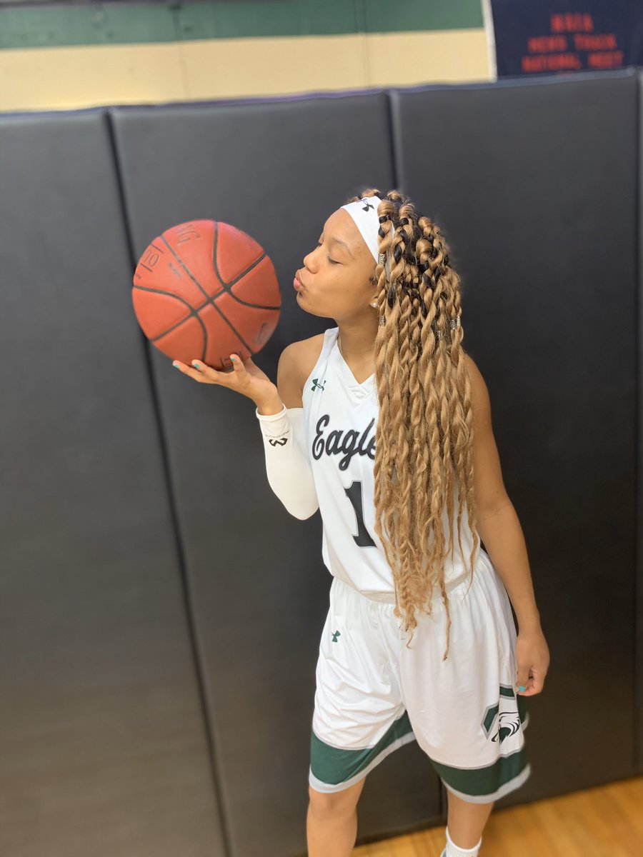 baller_nee's tweet photo. New Chapter, Same Story 🏀🦅 #year1 💚 https://t.co/UPr9Yn7SjS