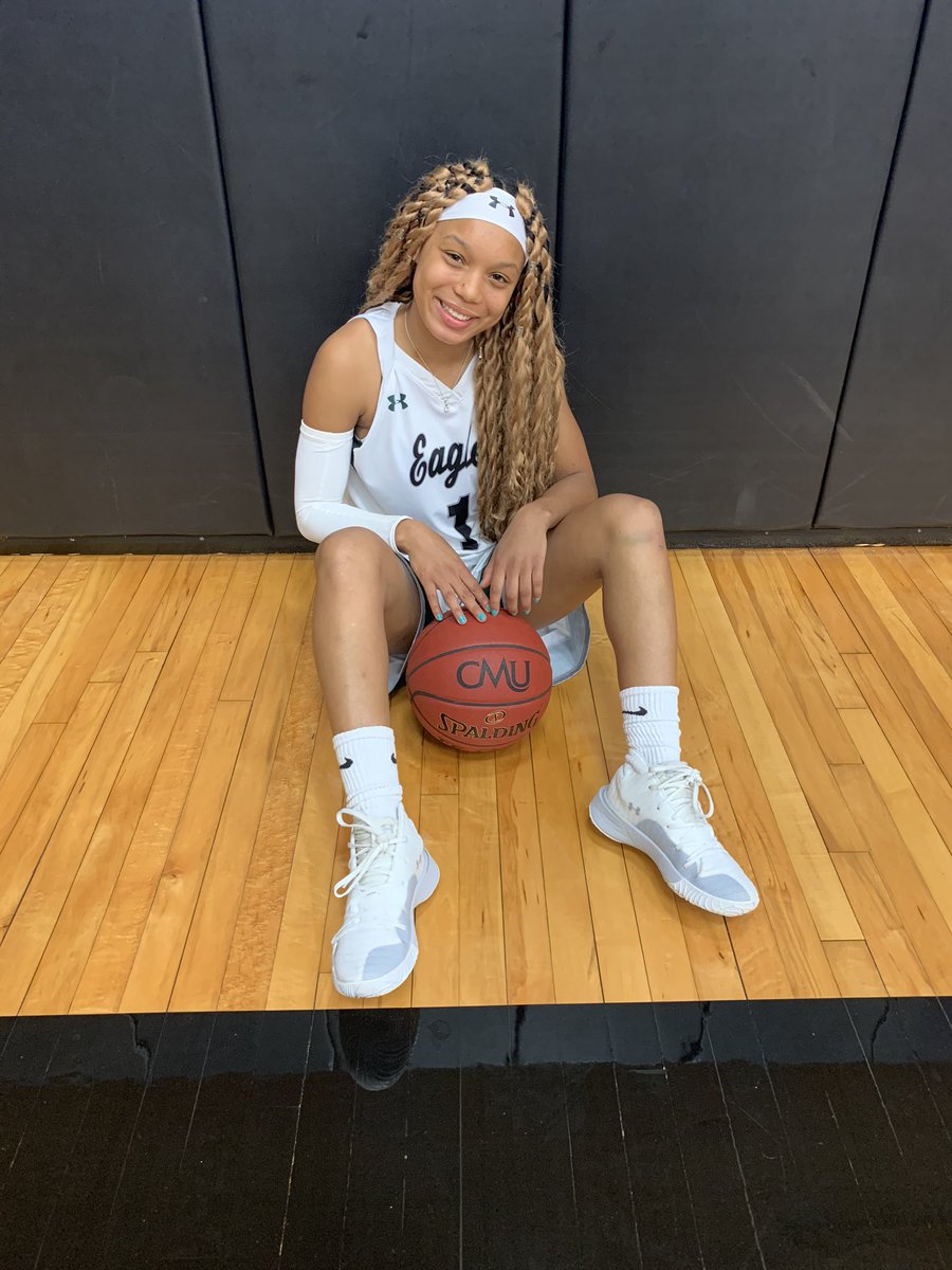 baller_nee's tweet photo. New Chapter, Same Story 🏀🦅 #year1 💚 https://t.co/UPr9Yn7SjS