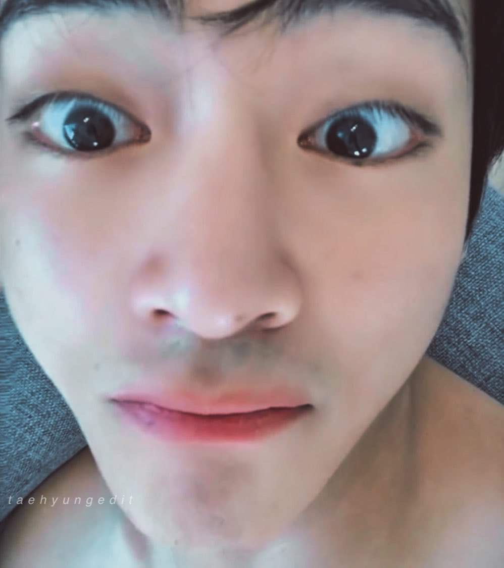 ARMYMXN's tweet photo. Un plano de Taehyung con su cara preciosa y sin playera, que más puedo pedir yo... #BTSMéxico 😍😍 https://t.co/XiNvDxo0VG