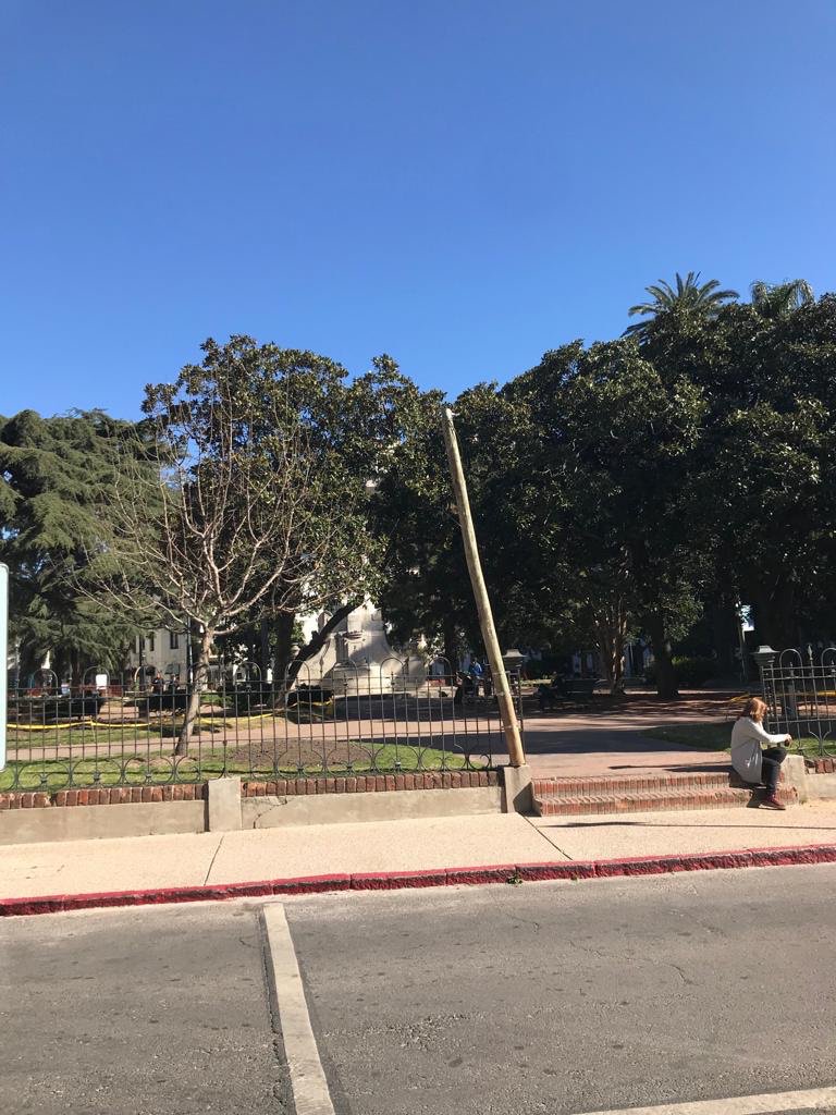 AmigosdeZ's tweet photo. El 7/9 para Ciudad Vieja Cocina, se amarraron 10 postes, a la antigua reja de la Plaza. Hace 30 días estamos realizando gestiones ante el @Municipiob para su retiro, ya que están aflojando la reja, sin contar el peligro que puede ocasionar su caída.Quien cuida a la Plaza Zabala? https://t.co/ZcJU1FCXwN