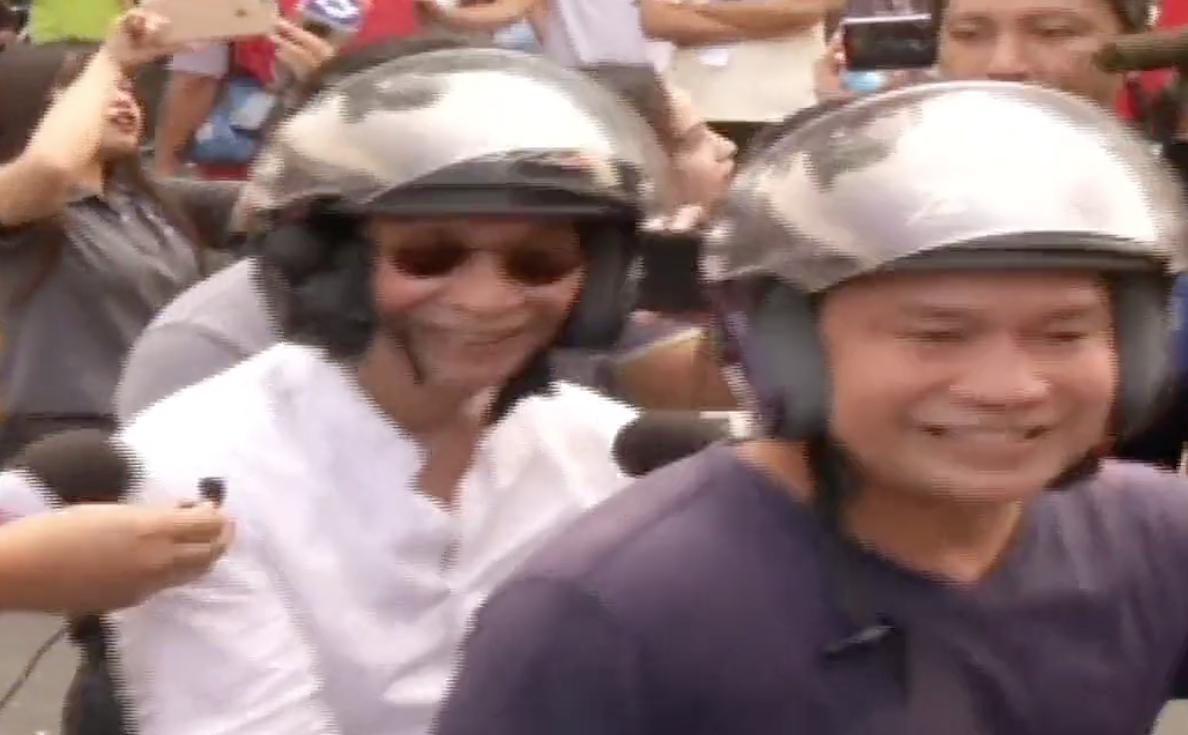 gmanews's tweet photo. LOOK: Pres. Spokesperson Salvador Panelo, naki-angkas papuntang Malacañang. https://t.co/586tXYaU4j