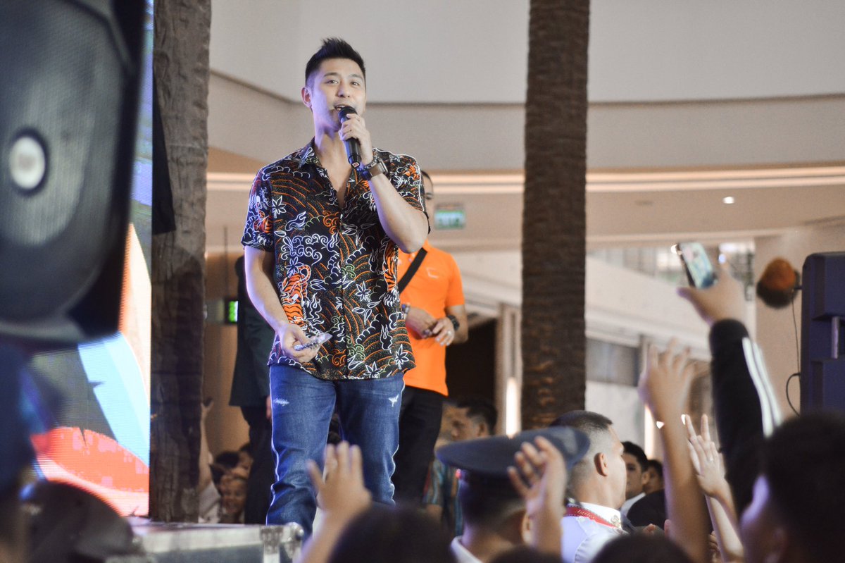 IBPofficial's tweet photo. Kapuso Artists @nacinorocco and @PaulAndreSalas joined the 100 Days Countdown to Dinagyang 2020 yesterday at the Indoor Atrium of Festive Walk Mall.

#IloiloBusinessPark 
#FestiveWalk
#MegaworldLifestyleMalls 
#IloiloToTheNextLevel
#NothingButTheBestForIloilo https://t.co/oJg7bKZkc8