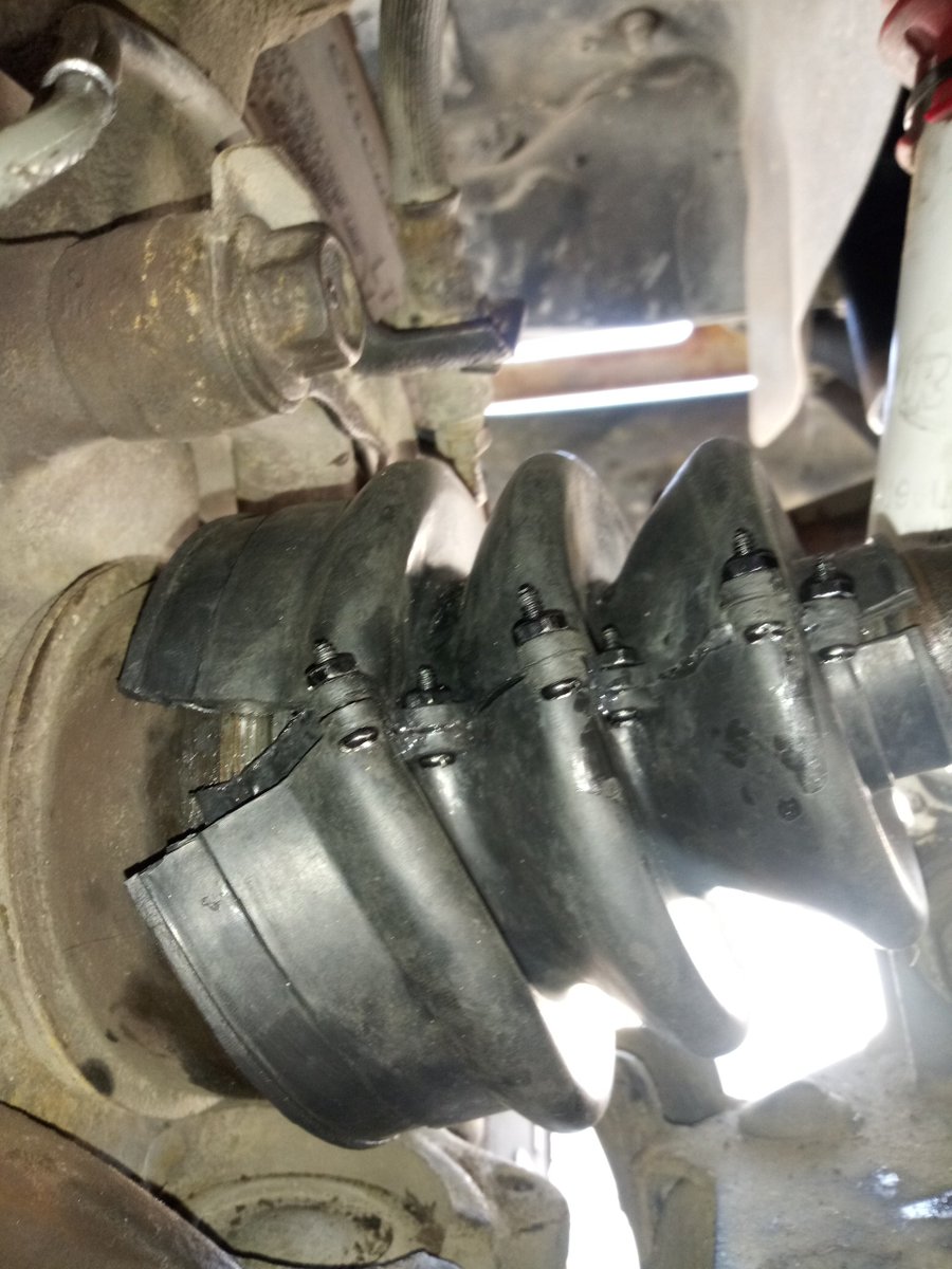johnnykelphead's tweet image. Other day noticed slight tear,top of outer boot@clamp,nothing leaking though,not in 4x4 lately.Not wanting2pull hub &amp;amp; axle rt now,so put this split #cvboot on.I may believe in God now,I did it,miracle. On back,tiny screws etc. Very difficult. Need2test it now 4x4 TravertineCreek