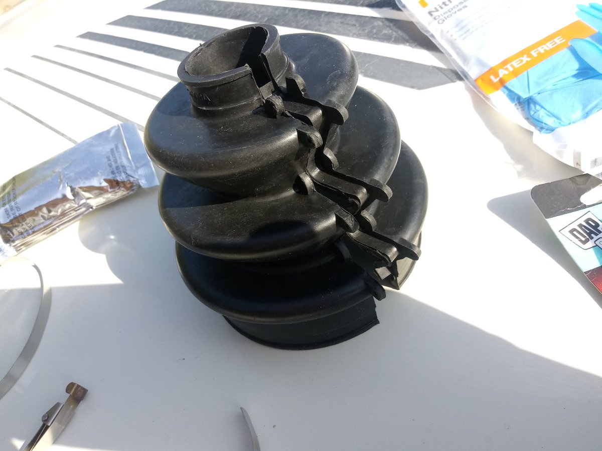 johnnykelphead's tweet image. Other day noticed slight tear,top of outer boot@clamp,nothing leaking though,not in 4x4 lately.Not wanting2pull hub &amp;amp; axle rt now,so put this split #cvboot on.I may believe in God now,I did it,miracle. On back,tiny screws etc. Very difficult. Need2test it now 4x4 TravertineCreek