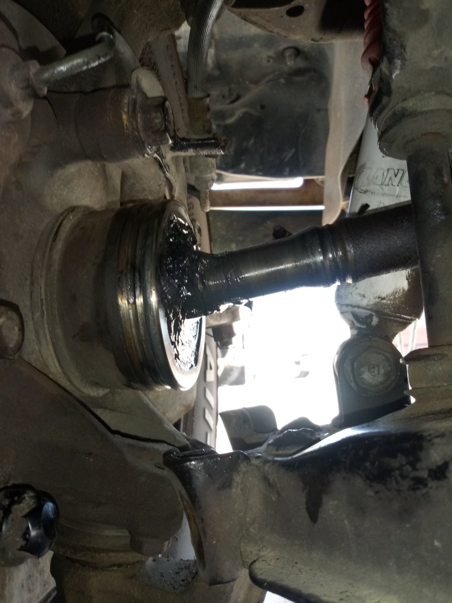 johnnykelphead's tweet image. Other day noticed slight tear,top of outer boot@clamp,nothing leaking though,not in 4x4 lately.Not wanting2pull hub &amp;amp; axle rt now,so put this split #cvboot on.I may believe in God now,I did it,miracle. On back,tiny screws etc. Very difficult. Need2test it now 4x4 TravertineCreek