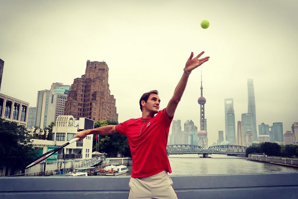 EasyMandarin's tweet photo. Federer Spoted on the Bund This Week is on for a 3rd Title at The Rolex Shanghai Masters

Roger Federer - 罗杰 . 费德勒 (Luōjié.Fèidélēi)
Shanghai Masters - 上海大师赛 (shànghǎi dàshī sài)

#LearnChinese #LearnMandarin #Shanghai #China #EasyMandarin #Rogerfederer #RolexShMasters https://t.co/dmt4r0CyNe