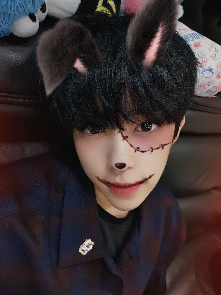 WeInTheZone_twt's tweet image. [#시현] 할로윈에 코스프레+분장 해달라고 공식적으로 떼쓰는 중
#WE_INTHE_ZONE #위인더존 
#SHIHYUN