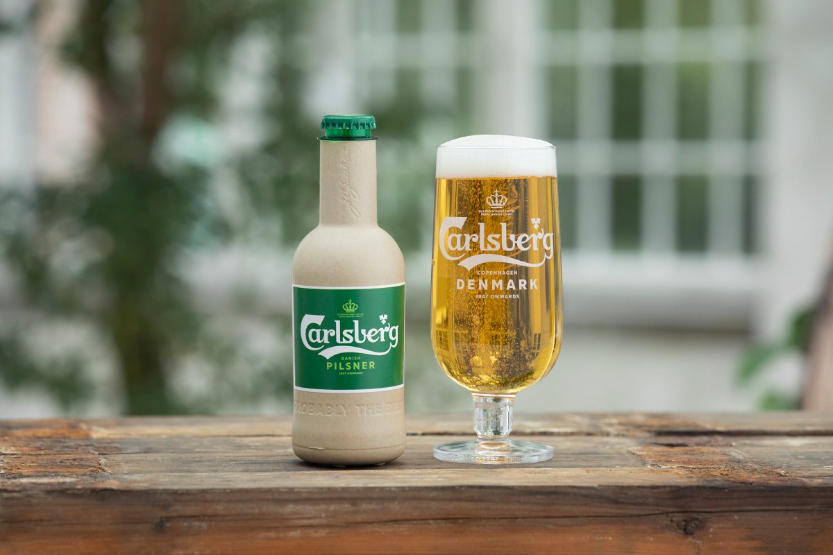 CarlsbergDK's tweet photo. I dag serverer vi for første gang kold Carlsberg pilsner fra de to første prototyper af papirflasken 🍻 #GreenFibreBottle #plasticfree #TheFutureWeWant #TowardsZERO #dkgreen https://t.co/h955EooUQ5