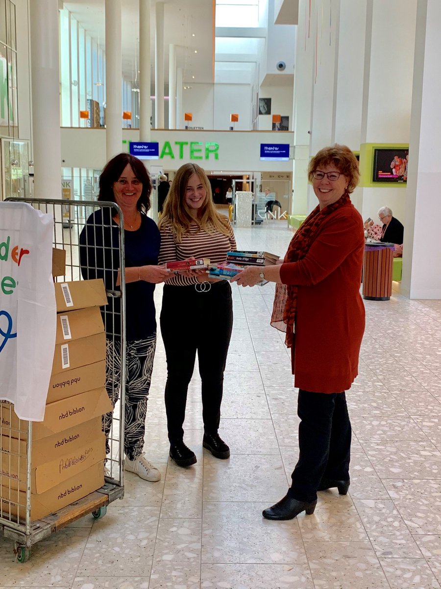 AsserUitdaging's tweet image. Dit was de eerste match die gisteren tijdens de tiende editie van de Beursvloer werd gesloten: Marleen Buurman (Projectmanager Innovatie) van @Biblionet  schenkt boeken aan Alida Boonstra, ambassadeur @kinderzwerfboek