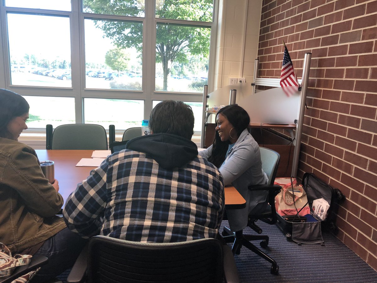 MrsStanton12's tweet photo. Timeaka Reese, Kellogg Community College, advising Early College students for Spring 2020 courses #glcsec https://t.co/J0jTS5sZgW