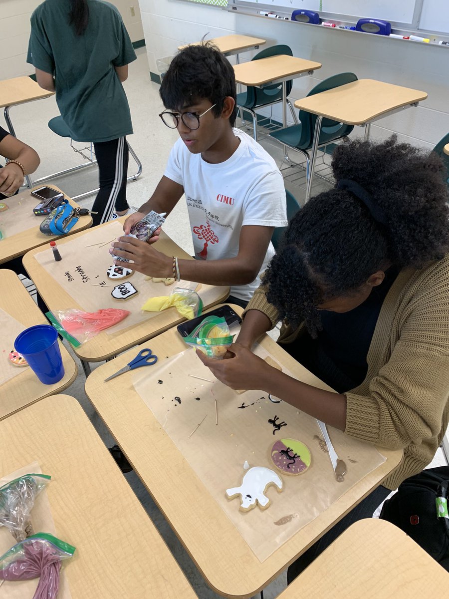 KristiMStephens's tweet photo. The Calligraphy Club took a new spin on our usual work with Halloween cookie decorating. Try doing calligraphy with icing 😬👻🎃 @MHSComets https://t.co/GtsTVR6ggP