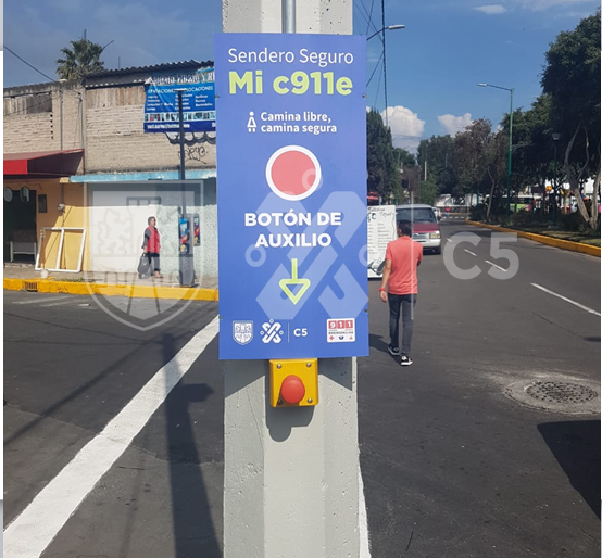 C5_CDMX's tweet photo. Se instaló el segundo eje de Sendero Seguro "Camina Libre, Camina Segura", que forma parte del plan de acciones inmediatas de atención a la violencia contra las mujeres. #CiudadSegura #MiC911e https://t.co/mH0d3MSiSb