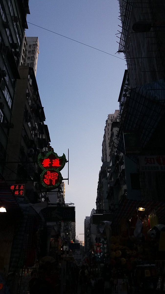 MelindaLi13's tweet photo. 🇭🇰🏙💡
香港街道的另一番面貌
An unusually fascinating look of a street in Hong Kong
·
#CaptureHongKong
#街拍 #StreetPhotography
·
📍旺角花園街 Fa Yuen Street, Mong Kok
⏳3年前 3 years ago https://t.co/8HDBaxGGha