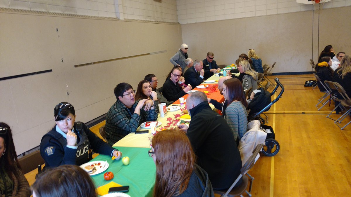 librarymisty's tweet photo. Annual fall BBQ @CentralPrograms. Over 150 students, staff, family and community supports came to enjoy some great food and games! Thanks @boydsauto for the loan of the carBQ and water donation! @MoyraBaxter @FraserCrew @VKintzinger @KevinKaardal https://t.co/xWfJOC0TZT