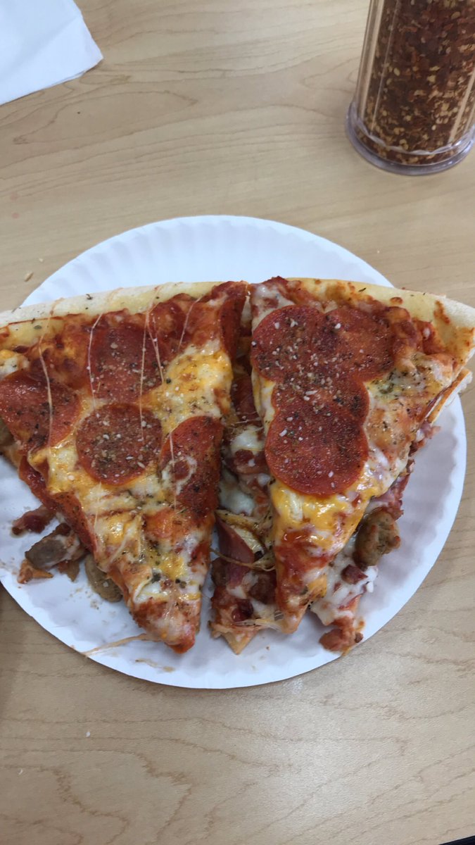 alexsegura956's tweet image. Why is #pizza so good now I want some #peterpiper