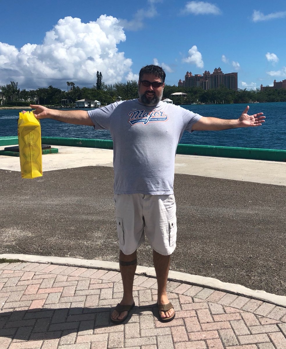 LuchaDad's tweet photo. Representing the @MajorWFPod in #Nassau w/ @atlantisbahamas behind me! Think I could use a new jacket #majorchalkline https://t.co/L8yfWvBRs9