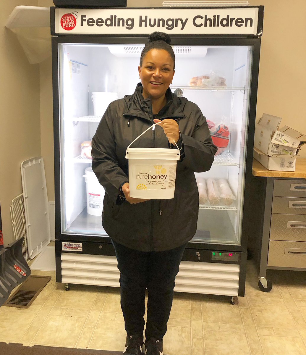 sweetpurehoney's tweet photo. I dropped off a big pail of honey   @mhbrownbag lunch program today. Our Medicine Hat Food Bank offers students a nutritious brown bag lunch that is delivered to the schools Monday-Friday.  🥪 🍯 Thank you to all the volunteers feeding kids in our city! #proudhatter #giveback https://t.co/2Hrjjdufr0