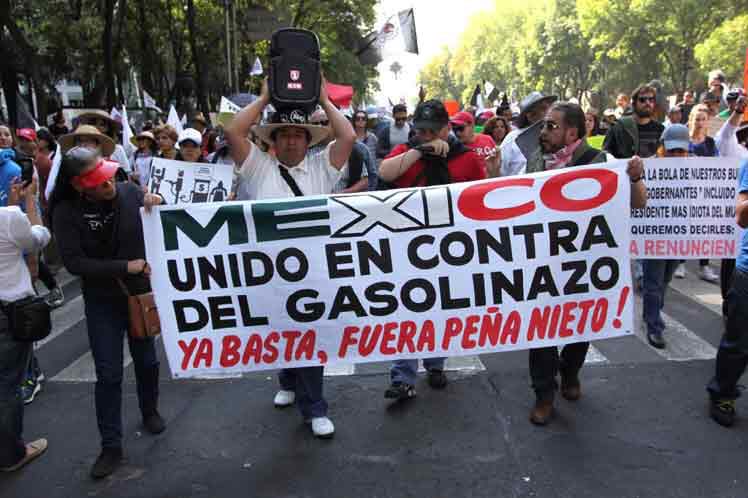 TonyMichoacanMx's tweet photo. #Pregunta:
¿Dónde están esos que protestaban por el “gasolinazo”? Ya no está Peña Nieto, pero siguen teniendo el 
gasolinazo que les prometieron quitar.
Y dicen que ahora ya son “felices”...
#VamosMéxico https://t.co/h9edNh0f9d