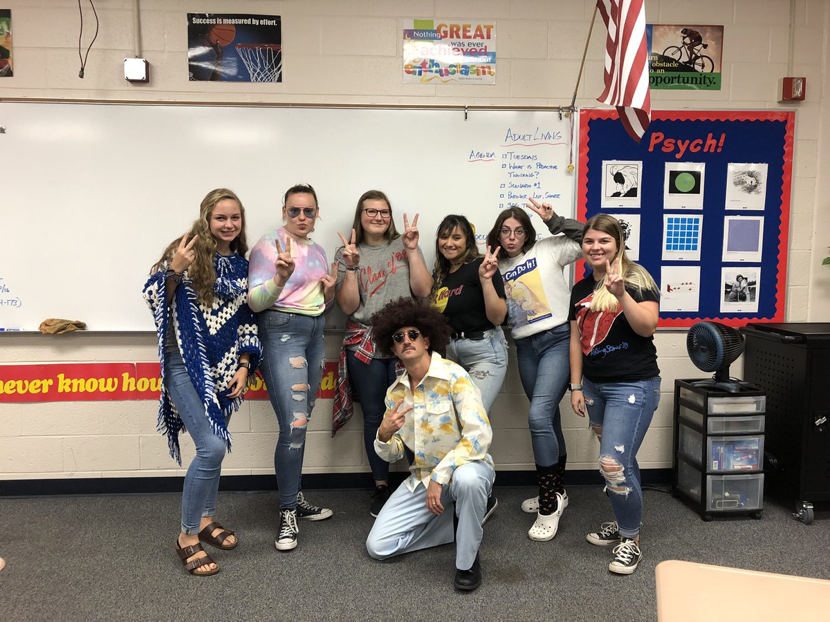 ChapesFamily's tweet photo. Throwback Thursday was my favorite day of #MHSHomecomingWeek19! #TheStascheIsReal👨🦰
Red and Blue Day tomorrow! Seniors and staff members wear RED. Everyone else wear BLUE! https://t.co/htVnpHqbHN