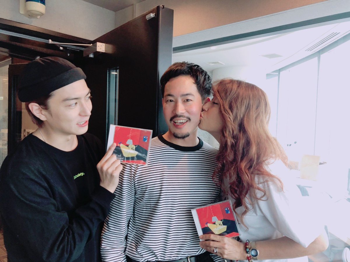 allgoodfriday's tweet photo. 『JK RADIO TOKYO UNITED』のゲスト、TENDREさんと📷✨https://t.co/mpesRr3s2b
#allgood813 #jwave #jwaveallgoodfriday #jwaveagf #allgoodfriday #radiko #LiLiCo #稲葉友 #TENDRE #ラジオ #radiko #AbemaRADIO https://t.co/b4mFbwapjg