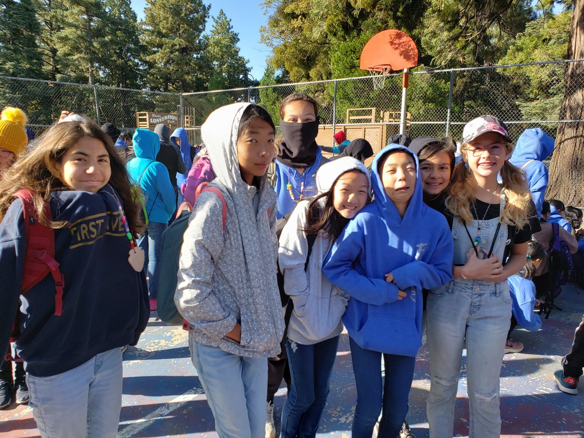 MsMimura's tweet photo. Stick together and keep each other warm! #FAoss @firstavems @FirstAvePTSA @ArcadiaUnified https://t.co/PMWNquPu22