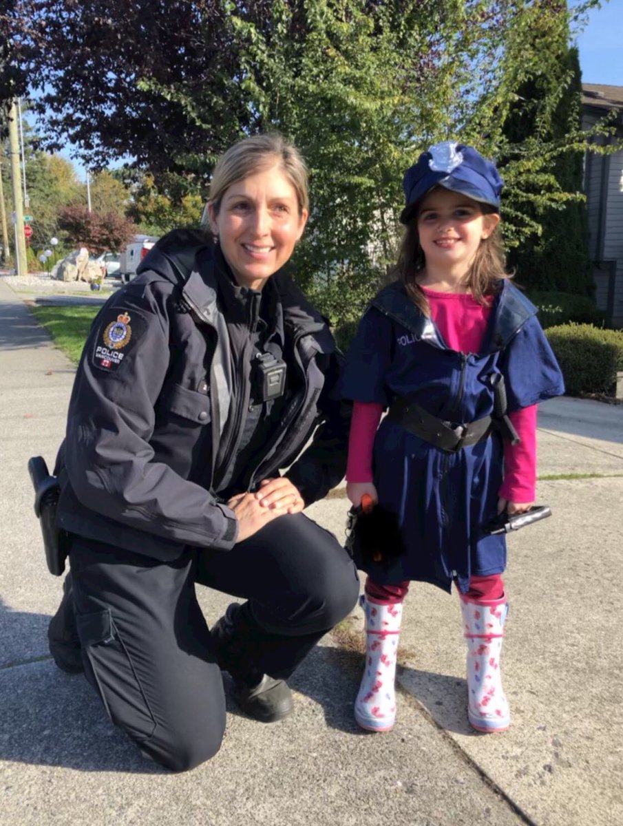 BeyondThePost's tweet photo. The best 💙 thing about my job, is this right here....Everyone, I’d like you to meet my friend Ariana 😊, she REALLY wanted to try on her #Halloween🎃👻costume for me today.  

THEN, she wanted to write me a ticket! 😆 ✍️🎫👏👏 

#CommunityFriend #YesILoveMyJob https://t.co/EX4UaLtlxv