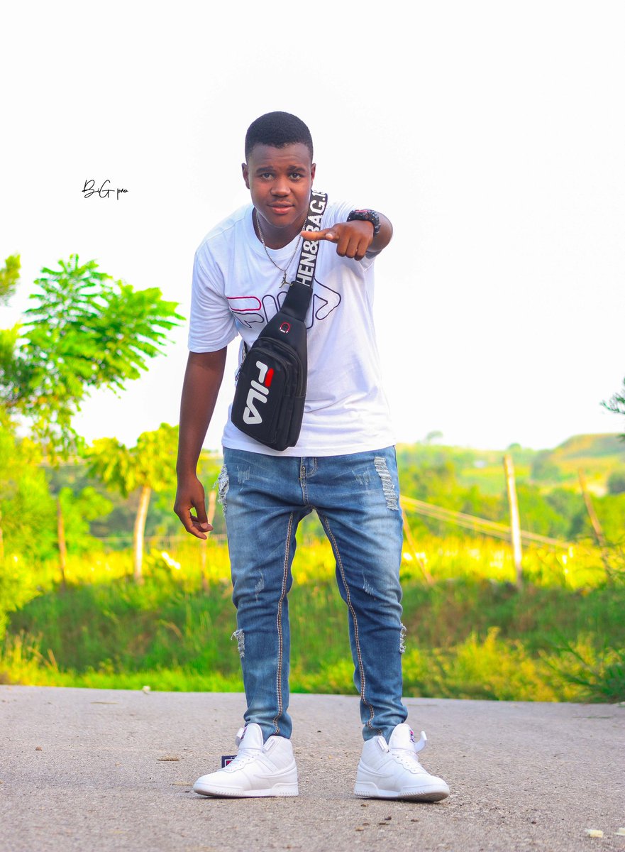 GabyRealboy's tweet photo. Puisqu'il faut bien un jour pousser son dernier soupir, autant que ce soit le jour de son anniversaire🎉, au moins ca peut aider à éteindre les bougies🎂.
#BigPro
#DjawaAssima
#Realboy
#RealBlack
#OctoberBoy
1 ans de plus thanks God🤚🏼**
🎂🎂🎂🎉🎉🎉 https://t.co/6NB1hRH1UM