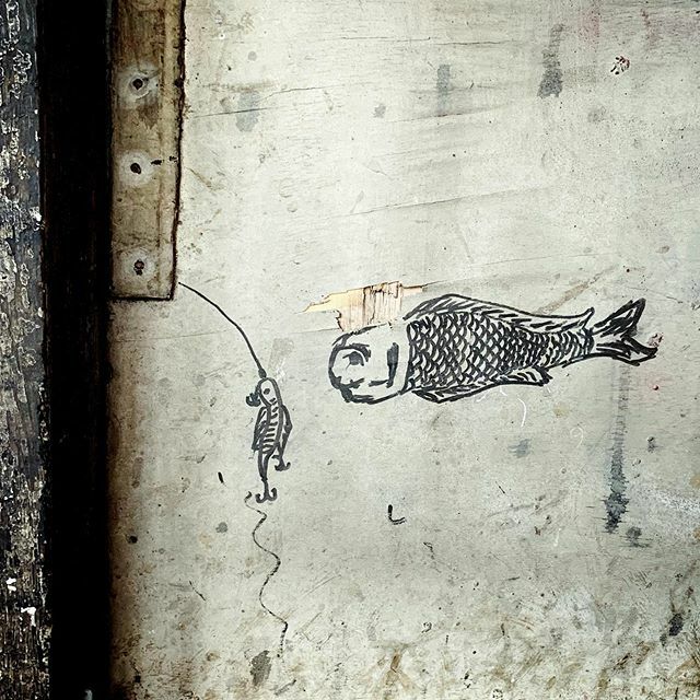 hikyo_zuma's tweet photo. two of them, doesn't know their destiny yet..🎣🐟🍽
車の修理屋さんの壁
#artonthewall #fishing #fish #destiny #linepainting #crownfish
#壁の落書き #落書きアート #魚 #つり #線画イラスト #王冠 https://t.co/s9wMn3vt07 https://t.co/ktKDfTEwx7