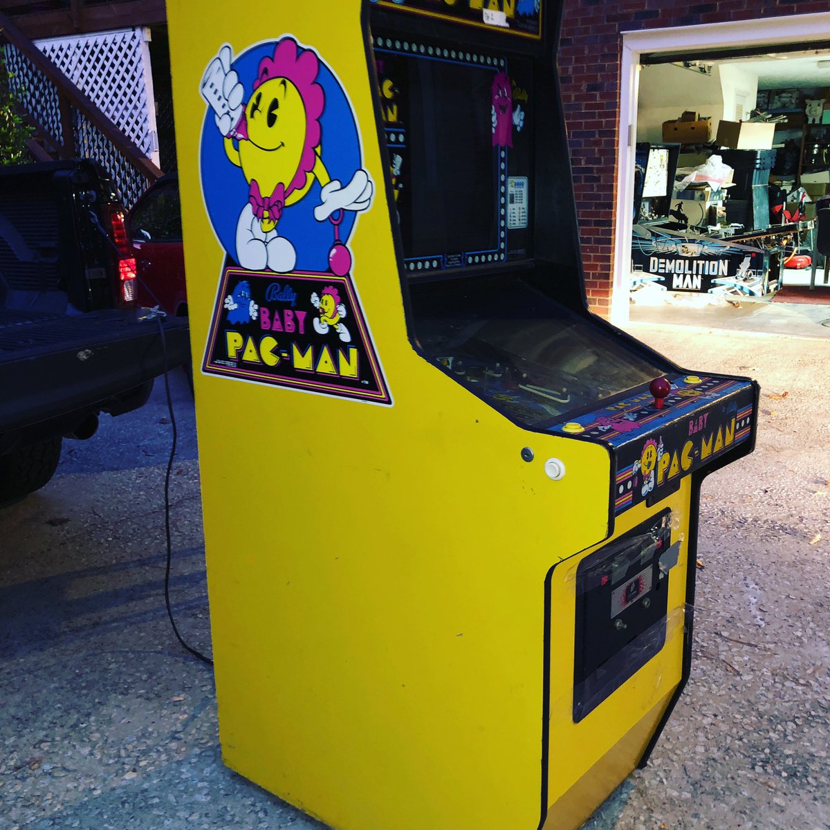 CaptNRetro's tweet photo. Pretty solid day...got all 4 of these for 280 dollars.. everything works except the BabyPac.. but please tell me more about your #arcade1up #GTFOH #kingofpickups https://t.co/6fpnNHheQE