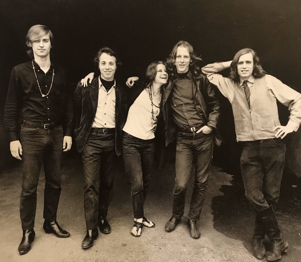 kjmr97FM's tweet photo. #bigbrotherandtheholdingcompany in Golden Gate Park. From left: Sam Andrews, #davidgetz #janisjoplin #jamesgurley and #peteralbin #rockandroll #sanfrancisco #haightashbury https://t.co/16J3g6zkpB