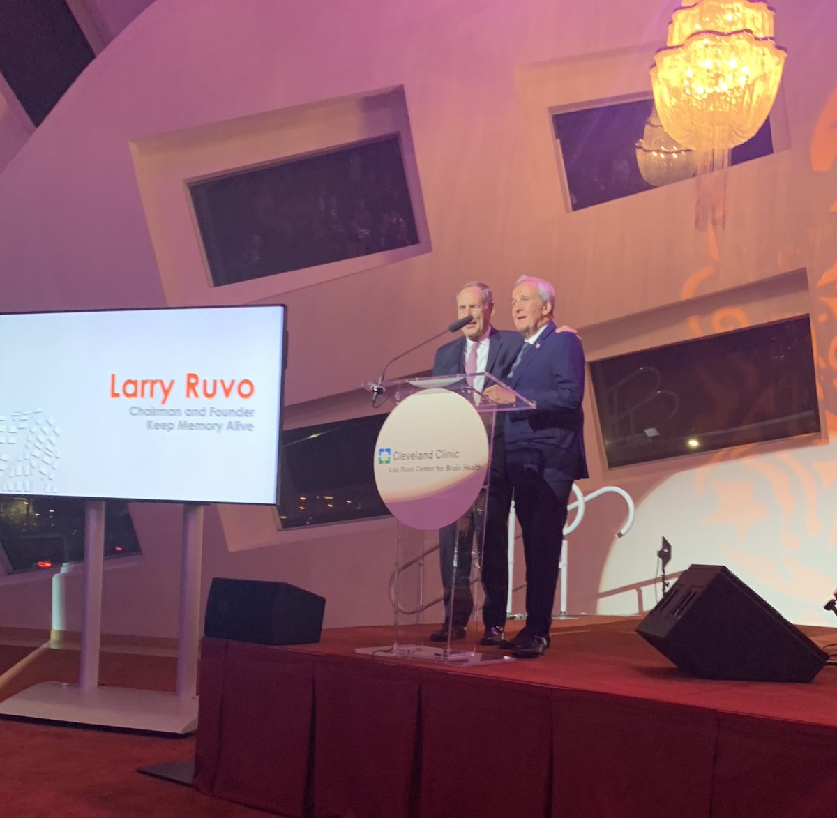 VictoriaDseaman's tweet photo. Tonight I had the honor of joining in the 10 year celebration of the Larry Ruvo Cleveland Clinic Center for Brain Health. We are blessed to have this amazing center founded on a hand shake in a parking lot. #LeadingtheNation #KeepMemory https://t.co/cM8UlwPLHz