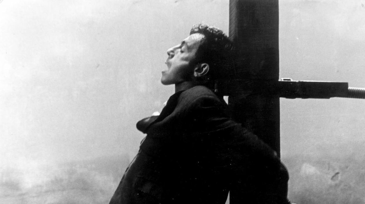 El 11 de octubre, pero de 1934, la II República española restablece la pena de muerte por garrote vil (método de tortura mediante un punzón que se introducía en la nuca, variante catalana), tras la fracasada intentona de Golpe de Estado del Partido Socialista.

#MemoriaHistórica