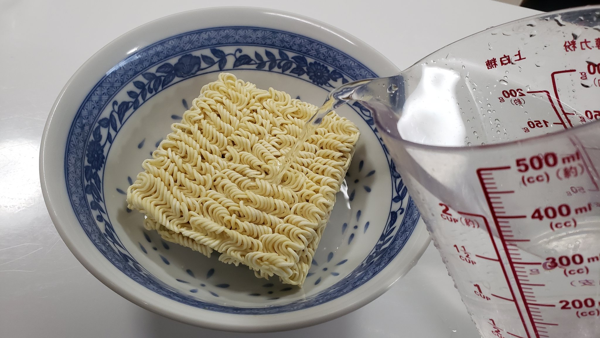 リュウジ 料理のおにいさんバズレシピ サッポロ一番って実は水だけで作れるんですよ 乾麺を水450ccに浸して25分くらい置くと麺がかなりもどる おまけに付属の粉末スープは水に溶けるようになってるのでスープも旨い 水さえあればりっぱな食料になるので台風