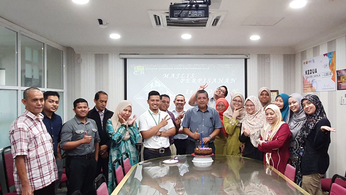 Majlis Perpisahan JAPK HOPT ECER, Ir. Roslan Bin Ismail (2/5/2017 - 11/10/2019) yg akan berpindah ke JKR Negeri Pulau Pinang sbg Pengarah. Tahniah Tuan &amp; terima kasih. Jasamu dikenang, budimu disanjung. Selamat maju jaya! 😭