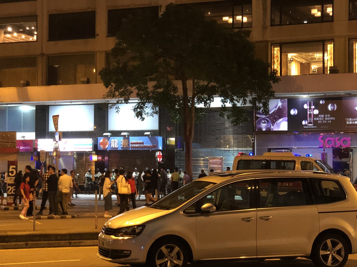 monsterhoji's tweet photo. The hongkong police is questioning “suspicious” citizens who wear mask on an usual street!  #shameonhkpolice #FightForFreedom #StandwithHK #AntiMaskLawHK #popo #PoliceBrutality #PoliceBrutality #blesshongkong https://t.co/WP2wYzVLs1