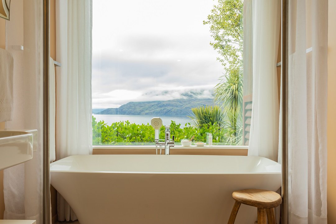 Is there anything better than a bubble bath with a gorgeous view? 💫 #matakauri #robertsonlodges #relaischateaux #luxurylodgesnz