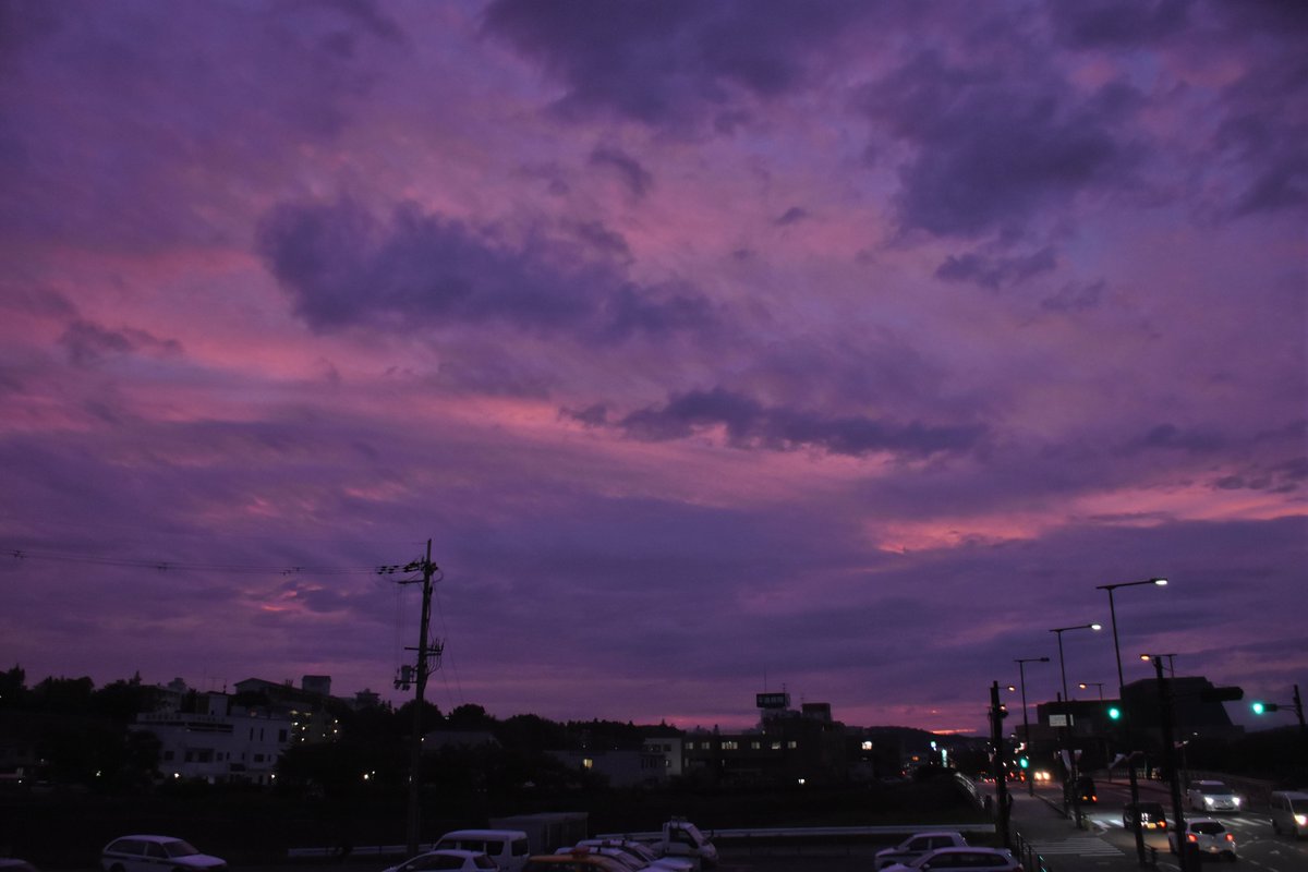 神戸新聞 阪神総局 北摂総局 على تويتر 三田市 では11日午後6時ごろ 空 が 紫 色に染まりました これも 台風19号 の影響でしょうか 公共交通機関は12日の計画運休を決め始めています 不要不急の外出は避けてくださいね 神戸新聞 イマソラ 雲 夕方 夕日